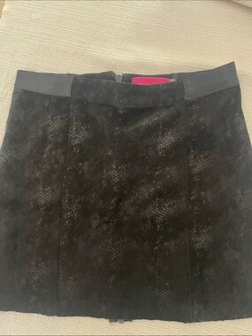 Alice + Olivia Black Textured Snake-Print Mini Skirt